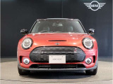 MINIのフロントグリルのデザインはイギリスで生まれた当初から、シルバーのサイドバーが折り重なった伝統的なデザインで御座います。その伝統はBMWのお車になってからでも少しずつ形を変えて守られております