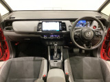 車内は光触媒抗菌消臭施工済です。スタイリッシュなデザインで暖かみのあるインパネ周りを演出します。グローブボックスやカップホルダーのほかにトレーなどたくさんの収納スペースが装備されています。