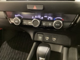 オートエアコンがついてますので、お好みの温度をセットするだけで風の強さや風量を自動で調整します。スイッチやダイヤル類も簡単操作で快適に過ごせます。