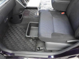 助手席シートアンダートレイ。車内の掃除道具など車の中には置いておきたいけど目の付くところには置きたくない物の収納にぴったり。