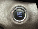 エンジンスタートボタンです。キーが車内にあれば、エンジンの始動・停止はブレーキを踏んでスイッチを押すだけ!キーを取り出す手間を省き、ワンプッシュでエンジンを操作するので簡単でスムーズです。