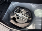 ラゲッジスペース下には車載工具を収納。
