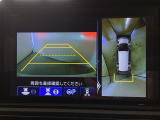 マルチビューカメラシステム搭載車です。お車の周囲を全方位でカバーします。後方・前方・両脇と、コンディションが悪い視界でもカラーモニターに映し出した映像がドライバーをサポートします。