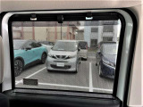 後席には両側ともブラインド付き