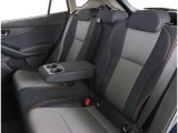 長時間の運転も疲れにくいフロントシート!体をしっかり支えてくれて運転がしやすい形状です!!後部座席もゆったり座れて足元のスペースも広々!ドライブの際は全員が窮屈な思いをせずにお楽しみいただけます!