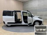狭いスペースでも、隣の車を気にせず開閉出来るスライドドア。どんな場所でもドアを十分に大きく開くことが出来るので乗り降りや荷物を載せるのに便利です。
