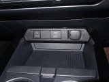 充電ケーブルなど電源ソケットも装備しています。