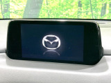 【マツダコネクトナビ】車内の雰囲気にマッチした一体型タイプのナビ。各種車輌設定やBluetooth再生等、様々な機能が楽しめます。直感的なダイヤル操作が可能で、使い勝手も良好です。