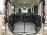 リヤシートも全車消毒済み。シートを倒すとゆったりとした室内空間に★レジャーにショッピングに大活躍!