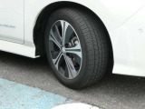 日産純正アルミホイールが足元をおしゃれに演出します。