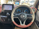 使いやすく安全な操作性と良好な視界を実現した運転席!