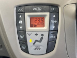 【オートエアコン】一度お好みの温度に設定すれば、車内の温度を検知し風量や温度を自動で調整。暑い&hellip;寒い&hellip;と何度もスイッチ操作をする必要はありません。快適な車内空間には必須の機能ですね♪