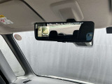 アラウンドビューモニター・バックモニター表示機能つきルームミラー。夜間走行時に便利な自動防眩機能付きです。