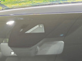 【スマートブレーキサポート】走行中に前方の車両等を認識し、衝突しそうな時は警報とブレーキで衝突回避と被害軽減をアシスト。より安全にドライブをお楽しみいただけます。