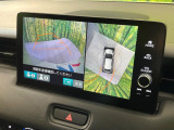 【マルチビューカメラシステム】専用のカメラにより、上から見下ろしたような視点で360度クルマの周囲を確認することができます☆死角部分も確認しやすく、狭い場所での切り返しや駐車もスムーズに行えます。