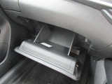 大容量のグローブボックスです。車検証などが収納できます。