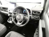 【運転席まわり】・・・ハンドルやシートなども隅々までクリーニング済み。キレイな車内でドライブがより一層快適にお楽しみいただけると思います。