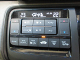 オートエアコンは左右席で独立温度コントロールが可能です。運転席はキンキンに冷やして助手席はマイルドにと言った設定が可能です。暑さ寒さでケンカすることもなくなりますね。