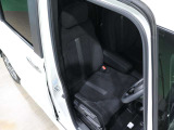 程よい硬さとホールド性が高いシートで長時間運転も快適です。