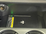 ワイヤレス充電がついていますので、Qii対応のスマートフォンは置くだけで充電する事ができます。