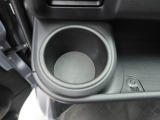 カップホルダーは運転席や助手席からちょうど手の届く位置です!!