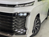 【LEDヘッドライト】悪天候や夜間走行時も良好な視界を確保し安心して運転できる高輝度LEDヘッドライトを装備!点灯速度が早く、消費電力も抑えられています。