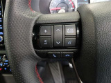 ステアリングには運転中でも簡単に操作できる各種スイッチついてます