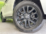 【グレード専用純正18インチアルミホイール】デザイン性の高い純正アルミホイールを装着しております。各種社外アルミホイールや、スタッドレスタイヤも取扱いしております。是非ご相談ください♪