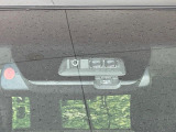【三菱e-Assist】走行中に前方の車両等を認識し、衝突しそうな時は警報とブレーキで衝突回避と被害軽減をアシスト。より安全にドライブをお楽しみいただけます。