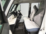 【前席】ゆったりと座れるフロントシートです。ベンチシートタイプなので、左右の移動もスムーズに行えます。座面のクッション性も良く、長距離の移動でも疲れにくい設計です。