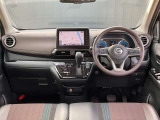 運転席周りになります。内装色はブラウン系です。