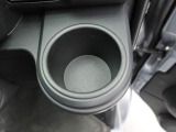 カップホルダーは運転席や助手席からちょうど手の届く位置です!!
