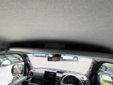 運転席のさらに上の天井に収納スペースがございます!書類や、よく使うモノなどを無理なく綺麗に収納していただくことが可能です!