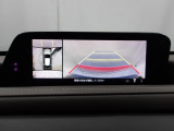 狭い場所での駐車やすれ違いなどでより的確な運転操作に役立つ360&deg;ビューモニターが装備されています。