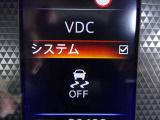 【横滑り防止】ハンドル操作や滑りやすい路面を走行中、横滑りを感知すると自動的に車両の進行を保つよう制御!