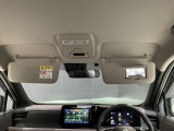 運転席のサンバイザーにはバニティーミラーも付いています。身だしなみチェックには欠かせません。