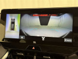 パノラミックビューモニターシステムが付いているので車の上から見た映像が確認できますよ。 一目で車両周辺の情報を確認できますが、直接安全をご確認下さい。