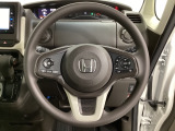 ハンドルにHondaセンシング系のクルーズコントロールやレーンキープアシストなどのスイッチと、オーディオの操作スイッチが装備されています。ハンドルから手を離さず安全に操作できます。