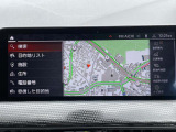 【純正ナビゲーション】BMWのナビゲーションは操作性も良く、詳細な地図情報と交通状況を見やすく表示し、快適なドライビングをサポートしながら目的地までナビゲートします。