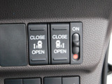 両側パワースライドドアのスイッチで運転席から操作できます。もちろんドアハンドルで操作も可能です。