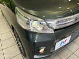 【HIDヘッドライト】非常に明るく前方を照らしてくれるので、悪天候や夜間の走行時も視界良好で安心してお乗りいただけます。