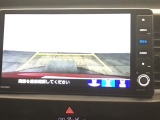 【バックカメラ】運転が苦手な方も車庫入れラクラクです!ギアをリバースに入れれば自動的に切り換わりますので、面倒な操作は不要です♪狭い駐車場もお車を傷つけず安心ですね!