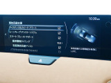 こちらのお車には先進安全装備が多数搭載されています。衝突被害を回避あるいは軽減するためのブレーキや、後方死角からの接近警報、車線逸脱を防止する警報装置など、詳しくはスタッフまでお尋ねください。