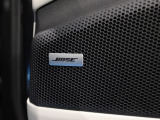 BOSEサラウンドサウンドシステムは、車内の音響特性に合わせて的確にチューニングされており、コンサートホールのようにバランスに優れた原音を忠実に再現した音響パターンを生み出します。