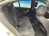 ●後部座席も気になるようなキズ・汚れやへたり等、大きなダメージはなく、良好な状態です。