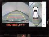 【パノラミックビューモニター】クルマを真上から見下ろした視点で駐車をサポートします!クルマの斜め後ろや真横など、いち早く障害物に気が付くことができます
