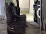 2列目シートもゆったり快適に座っていただけますので、後部座席にお乗りの大切な方も楽しくドライブに参加していただけます。もちろんチャイルドシートの取り付けにも対応します。