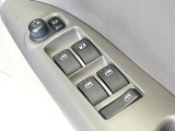 【電動格納ミラー】サイドミラーは電動格納式となっており、狭い駐車場でもキズがつくリスクを抑えられます。