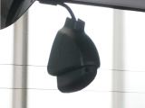 この車にはリアにもドライブレコーダーを装備しております◆映像・音声などを記録する自動車用の装置です。 もしもの事故の際の記録はもちろん、旅行の際の思い出としてドライブの映像を楽しむことができます。