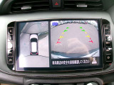 アラウンドビューモニターも装備しております。ご覧のように車体を真上か見たような映像なので、車庫入れの苦手なお客様ももうご心配いりません。